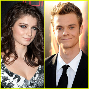 eve-hewson-jack-quaid-help-fund-roadies-on-indiegogo