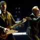 Bono e The edge discutono sul processo di scittura degli u2 e sui tumultuosi ricordi d'infanzia che hanno ispirato la traccia 'Cedarwood road' di Song of Innocence