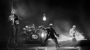 Gli U2 saranno oggetto di due speciali della HBO nel corso di quest'anno: uno spettacolo dal vivo da Parigi e un doc del dietro le quinte  nel loro tour Innocence + Experience Tour. Sam Jones